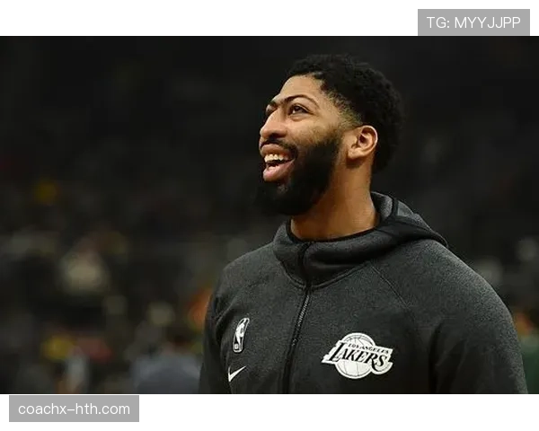 戴维斯与队友默契配合，球队表现稳健展现强大竞争力