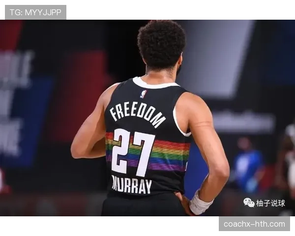 扬尼斯训练完啃鸡胸肉的样子，真不像拿顶薪的人